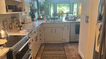 Microondas, horno, parrilla de estufa y lavavajillas