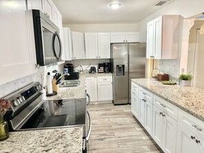 Fridge, microwave, oven, stovetop - Spacious Group Getaway mins to Busch Gardens (Tampa)