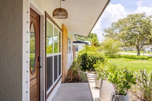 Exterior detail - Spacious Group Getaway mins to Busch Gardens (Tampa)