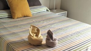 A hotel room with a bed, pillows, a lamp, and a nightstand. - Malaga. Apartamento a un minuto de la playa (Rincón de la Victoria)