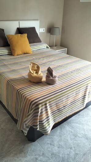 1 Schlafzimmer, Schreibtisch, Bügeleisen/Bügelbrett, Reisekinderbett