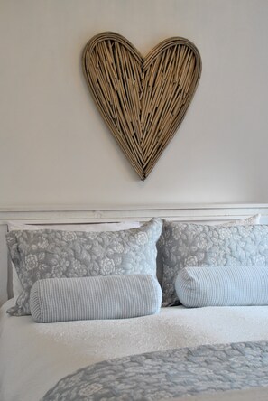 Iron/ironing board, bed sheets - Seaside Nook- stylish stay by the sea (Anstruther)