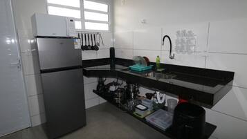 Family Studio Suite | Private kitchen | Full-size fridge, microwave, stovetop, cookware/dishes/utensils