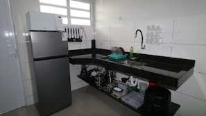 Familie-studiosuite | Eget kjøkken | Kjøleskap, mikrobølgeovn, kokeplater og kjøkkenutstyr