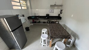 Classic Room | Private kitchen | Full-size fridge, microwave, stovetop, cookware/dishes/utensils