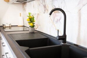 Fridge, stovetop, toaster, cookware/dishes/utensils - Easylife - A 2 passi dal mare Sant'Isidoro (Sant'Isidoro)