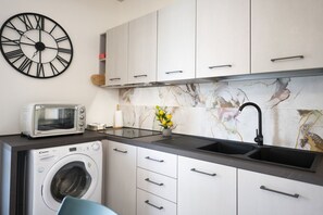 Fridge, stovetop, toaster, cookware/dishes/utensils - Easylife - A 2 passi dal mare Sant'Isidoro (Sant'Isidoro)