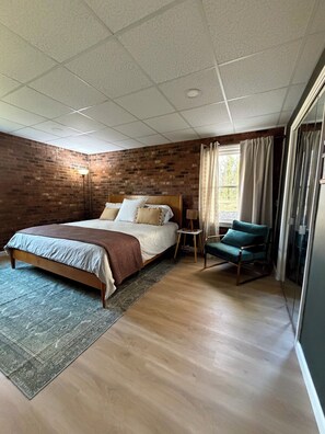 6 habitaciones, tabla de planchar con plancha y cuna de viaje 