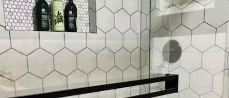 Dusche, Haartrockner, Handtücher, Seife