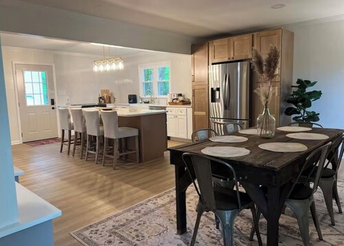 “The Big Friendly” Spacious 6-bedroom house in amazing Greensboro!