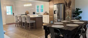 “The Big Friendly” Spacious 6-bedroom house in amazing Greensboro!