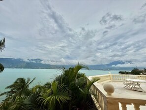 Outdoor dining - Apartment with Ocean View in Gated Community (São Sebastião)