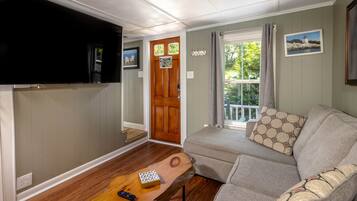 Älytelevisio, videopelejä, pöytäjalkapallopöytä, kirjoja