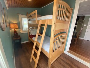 Free WiFi, bed sheets - The Bunk Room @ The Compound ~Fish-Hunt-Breakfast (Wareham)