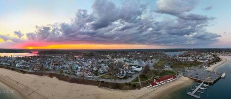 En la playa, camastros y toallas de playa