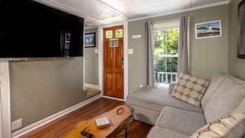 Televisio, videopelejä, pöytäjalkapallopöytä, kirjoja