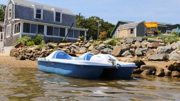 På stranden, solstolar och strandhanddukar