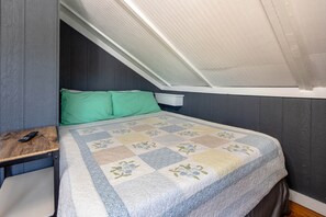 Free WiFi, bed sheets - The Ocean View Room @ The Compound~Romantic Professional (Wareham)