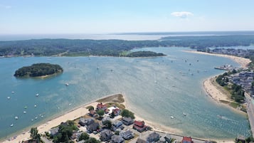 Sulla spiaggia, lettini da mare, teli da spiaggia