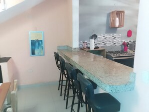 Réfrigérateur, four à micro-ondes, un four, surface de cuisson