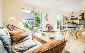 TV, fireplace - Séjour inoubliable Maison spacieuse & confortable (Saint-Pierre-Quiberon)
