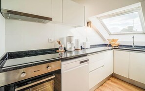 Réfrigérateur, four, lave-vaisselle, cafetière/bouilloire