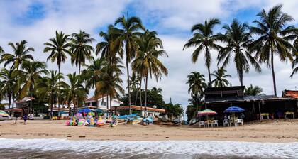 Starlink Wi-Fi, Steps to Beach and Downtown, Laundry Service, PetsOK