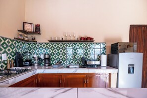 Fridge, microwave, stovetop, coffee/tea maker - Starlink Wi-Fi, Steps to Beach and Downtown, Laundry Service, PetsOK (Lo de Marcos)