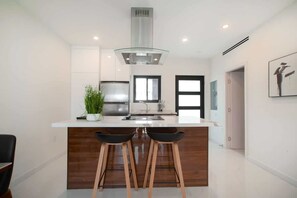 Geladeira, micro-ondas, fogão, cooktop