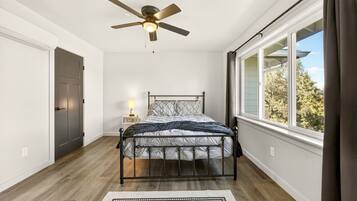 3 Schlafzimmer, Schreibtisch, Bügeleisen/Bügelbrett, kostenloses WLAN