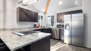 Refrigerador, microondas, horno y lavavajillas