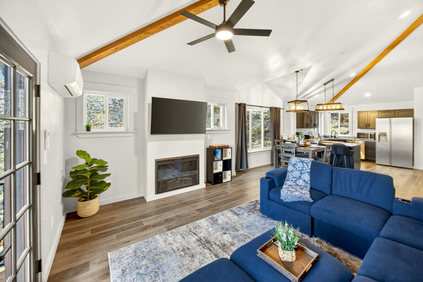 Smart TV, fireplace