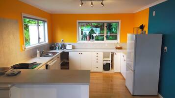 Microondas, horno, placa de cocina, lavavajillas