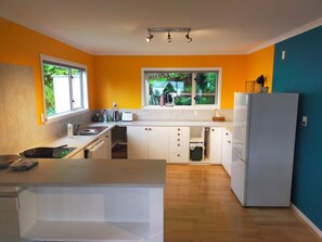 Microondas, horno, placa de cocina, lavavajillas