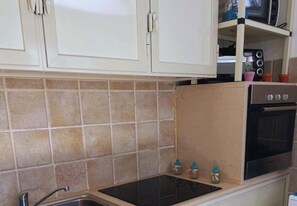 Private kitchen - Cozy vacation home near Specchiarica beach San Pietro in Bevagna (San Pietro In Bevagna)