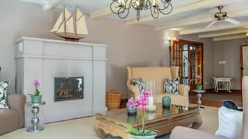 Luksus-dobbeltrom, terrasse, hageutsikt | Oppholdsområde