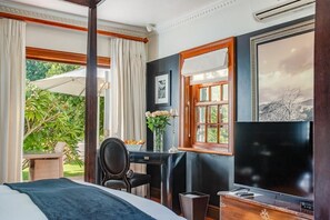 Phòng đôi Deluxe, quang cảnh hồ bơi | Két bảo mật tại phòng, bàn ủi/dụng cụ ủi quần áo 