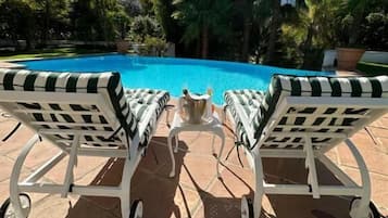 Luksus-dobbeltrom, terrasse, hageutsikt | Basseng | 2 utendørsbassenger