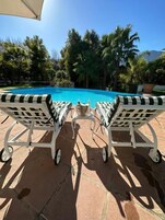 Habitación de lujo doble, patio, vistas al jardín | Piscina | 2 piscinas al aire libre