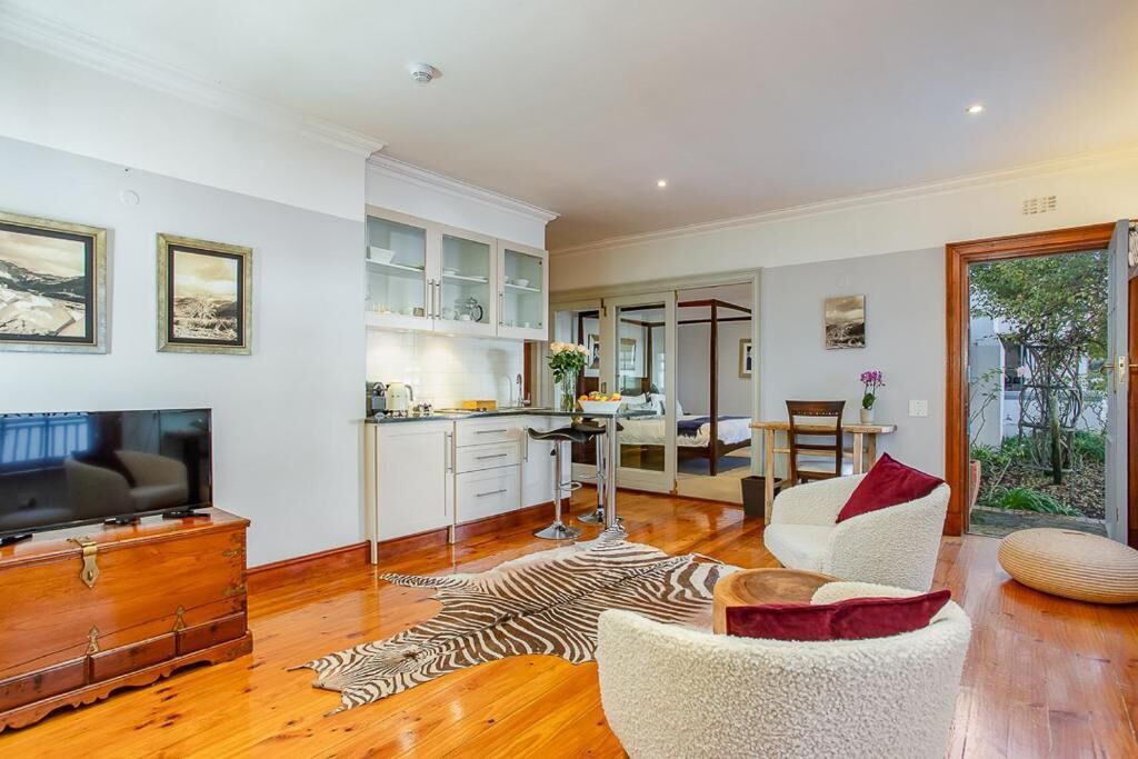 Deluxe Suite, Patio, Garden View | Interior