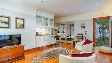 Deluxe Suite, Patio, Garden View | Interior