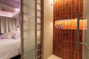 Handtücher, Seife, Shampoo, Toilettenpapier