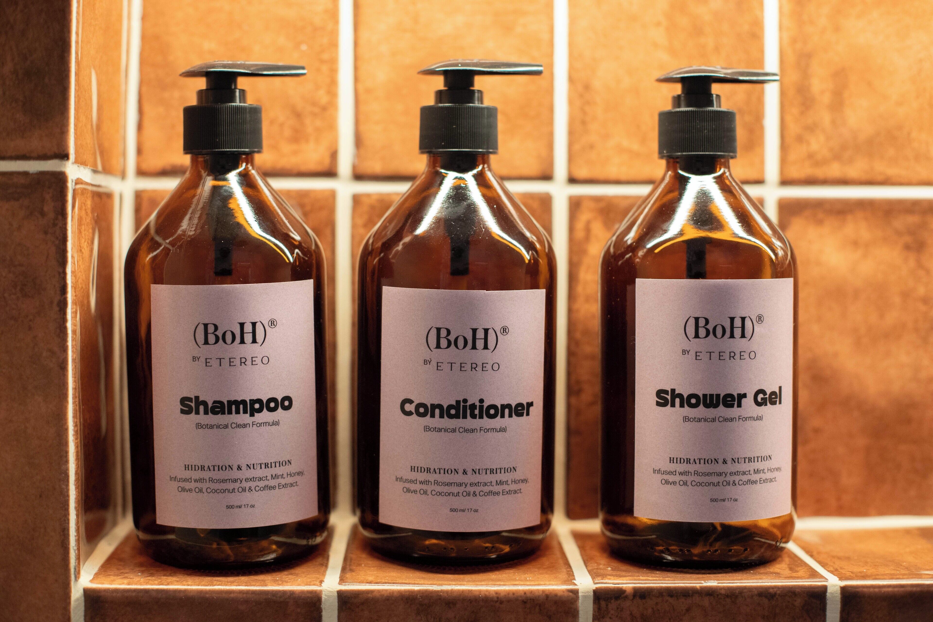 Khăn tắm, xà phòng, dầu gội, giấy vệ sinh 