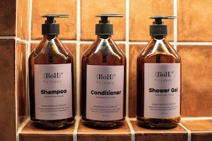 Toallas, jabón, shampoo, papel de baño