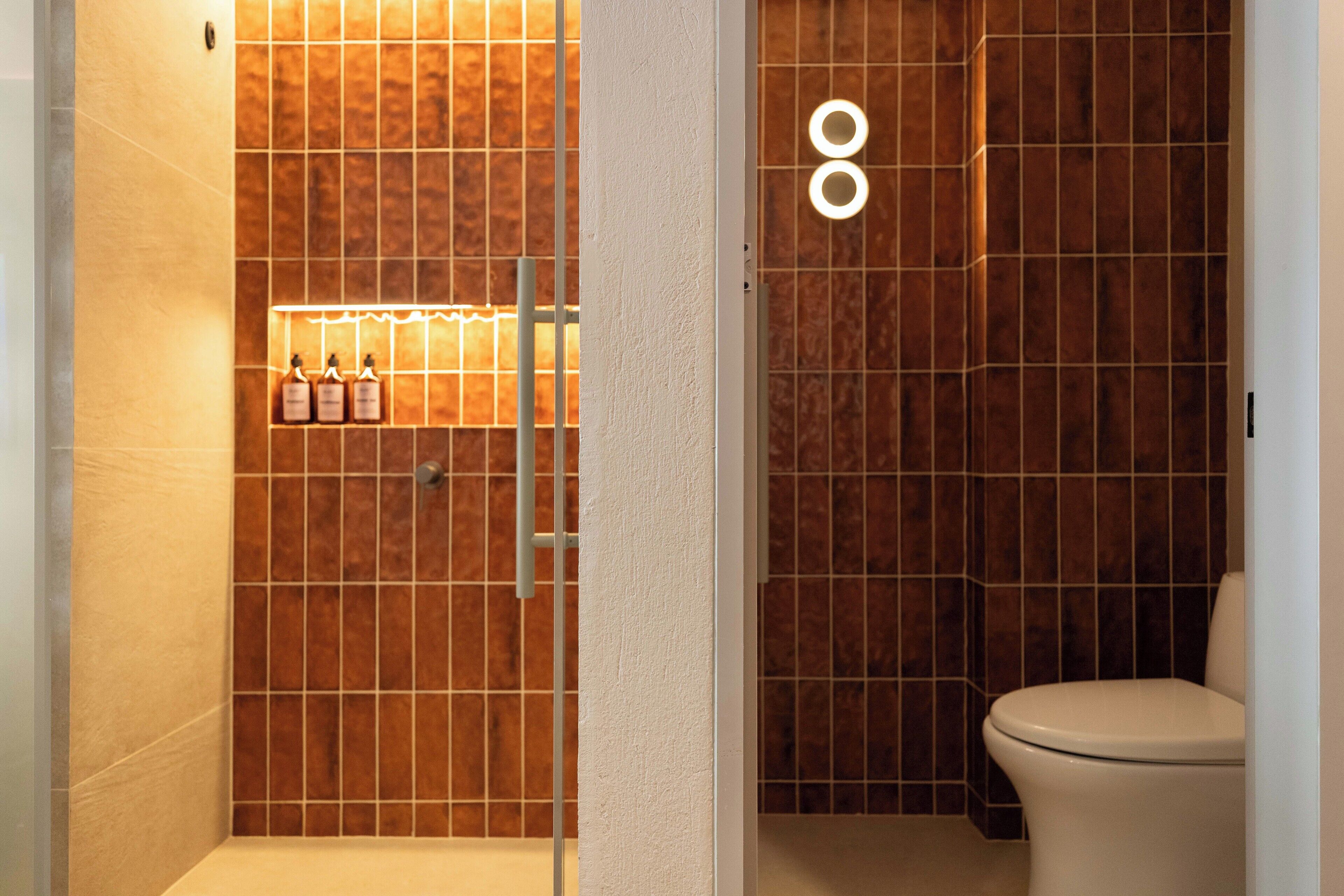 Khăn tắm, xà phòng, dầu gội, giấy vệ sinh 