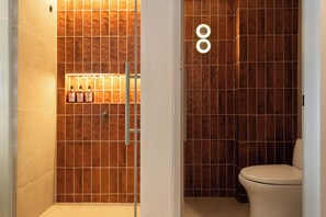 Toallas, jabón, shampoo, papel de baño