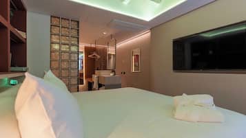 Suite, Jetted Tub | In-room safe, free WiFi, bed sheets