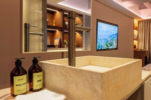 Handdukar, tvål, schampo och toalettpapper