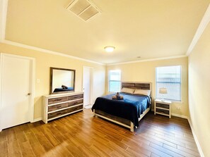 Silitysrauta/-lauta, Wi-Fi, vuodevaatteet