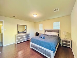 5 habitaciones, tabla de planchar con plancha, wifi y ropa de cama 